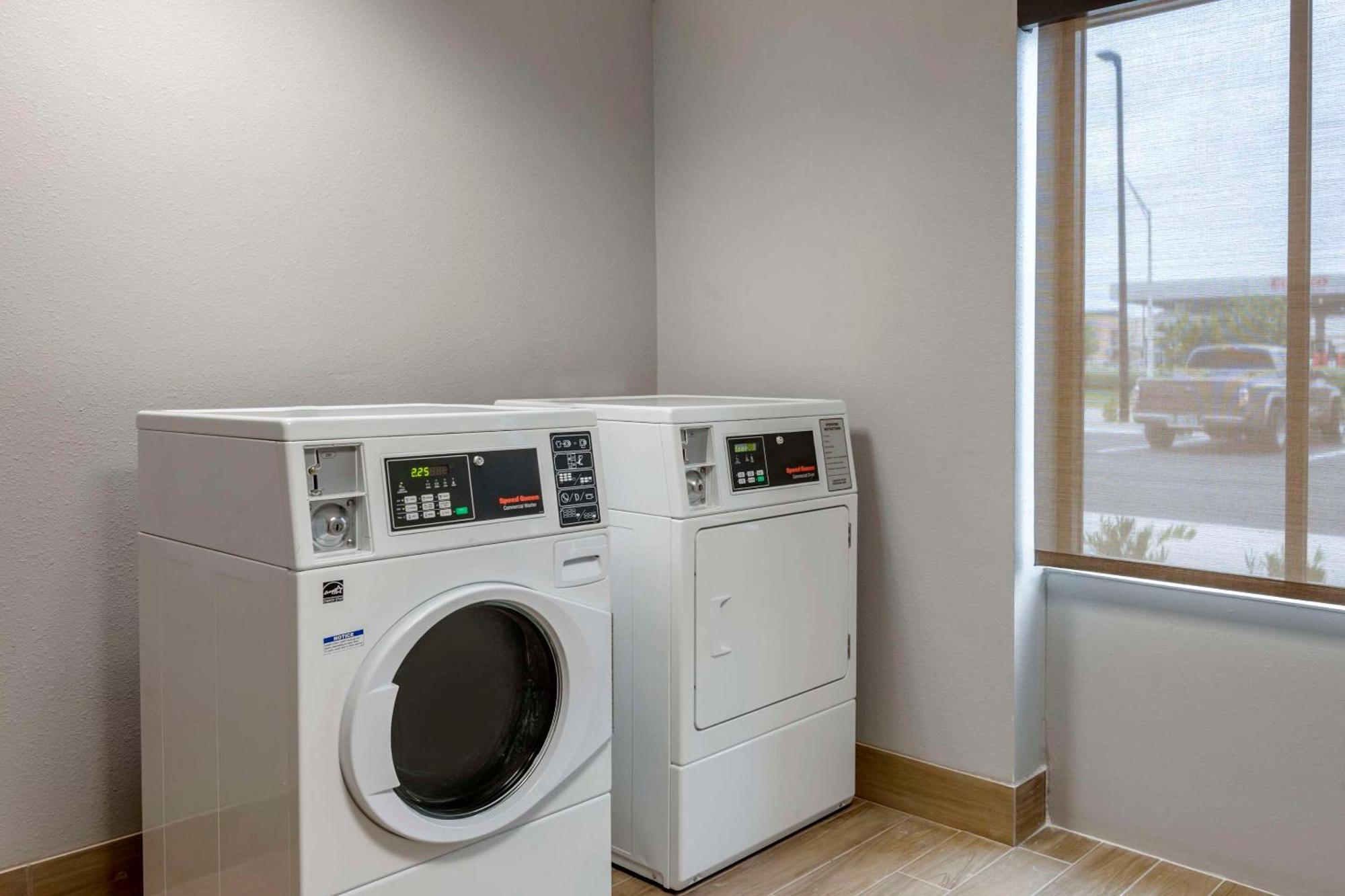 Comfort Inn & Suites Jacksonville - Orange Park Near Naval Air Station Buitenkant foto